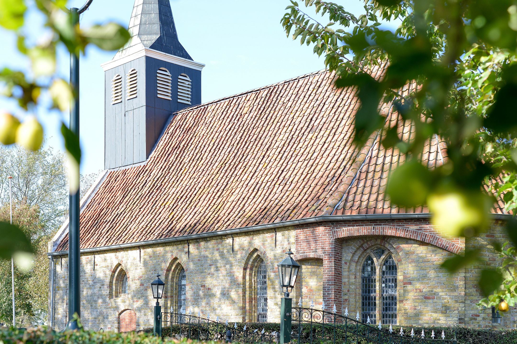 Het 13de eeuwse kerkje gezien vanaf Nynke's Pleats