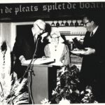 Commissaris van de Koning Hedzer Rijpstra en Burgemeester Atze Oosterhoff bieden Nynke Postma een Makkummer bord aan bij de opening van het restaurant, 15 juni 1972