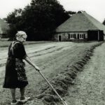 Nynke voor haar voormalige boerderij, ca. 1973